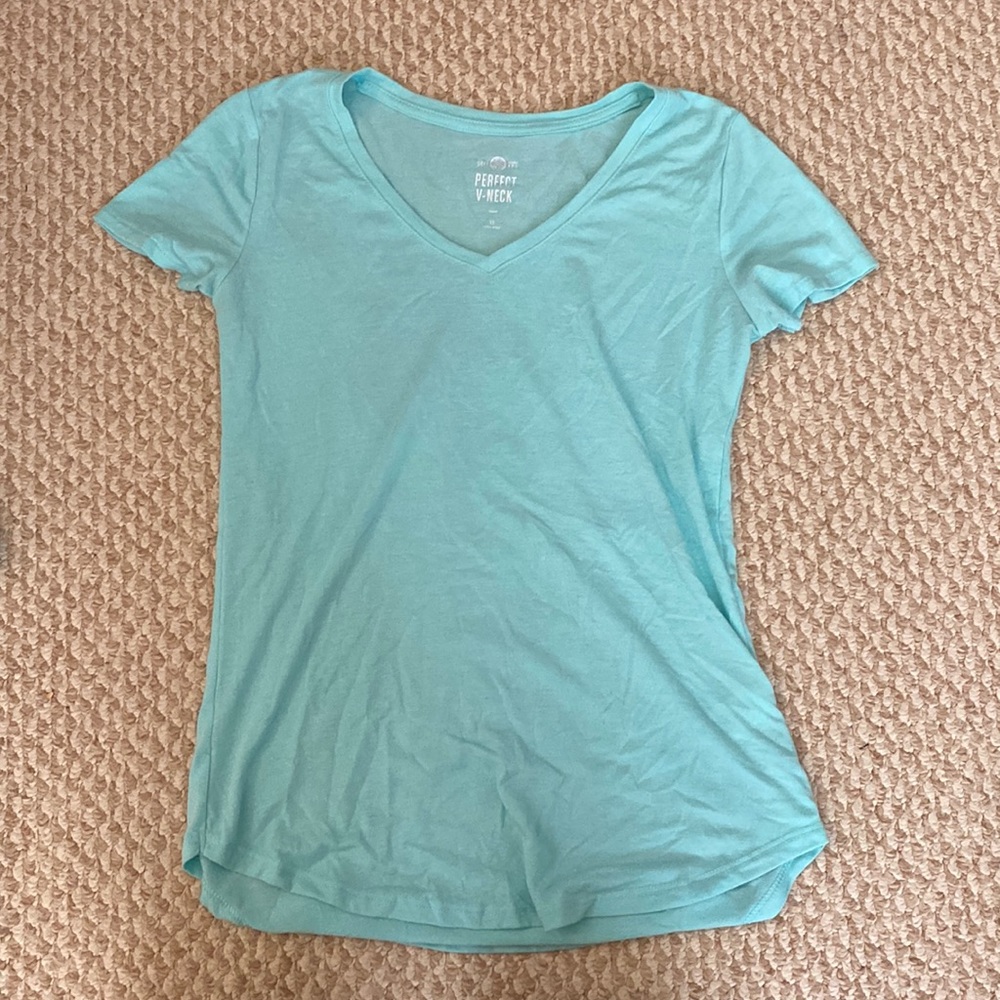 Perfect V neck tee in size XS. Relaxed fit in teal color.